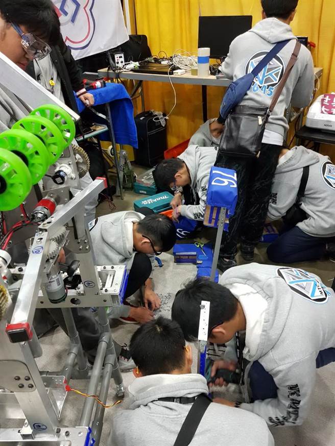 南港高工學生在世界機器人大賽聚精會神維修機器人機台。(圖/中科提供) 南港高工學生在世界機器人大賽聚精會神維修機器人機台。(圖/中科提供)