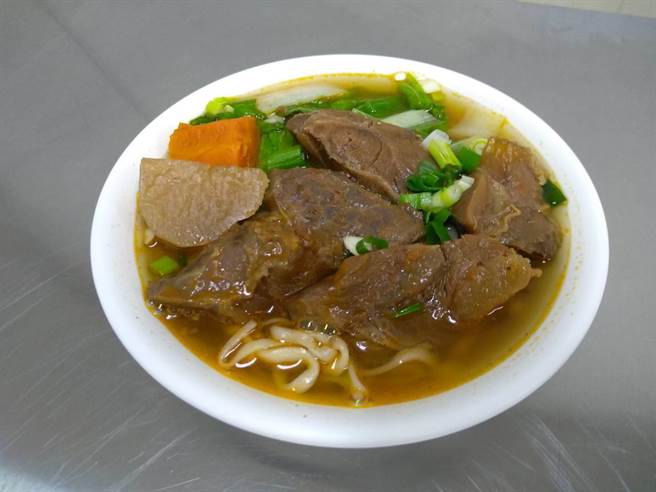 鹽埕區新樂街的冠瑋牛肉麵湯汁甜美、肉塊厚切,誠意十足。(曹明正攝) 鹽埕區新樂街的冠瑋牛肉麵湯汁甜美、肉塊厚切,誠意十足。(曹明正攝)