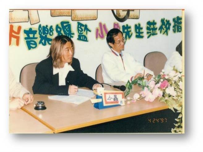 知名製作人小蟲(左)替永春高中製作校歌,當年還舉辦校園歌唱大賽,由小蟲擔任評審之一,挑出歌喉好的學生進錄音室錄製校歌。(校方提供) 知名製作人小蟲(左)替永春高中製作校歌,當年還舉辦校園歌唱大賽,由小蟲擔任評審之一,挑出歌喉好的學生進錄音室錄製校歌。(校方提供)