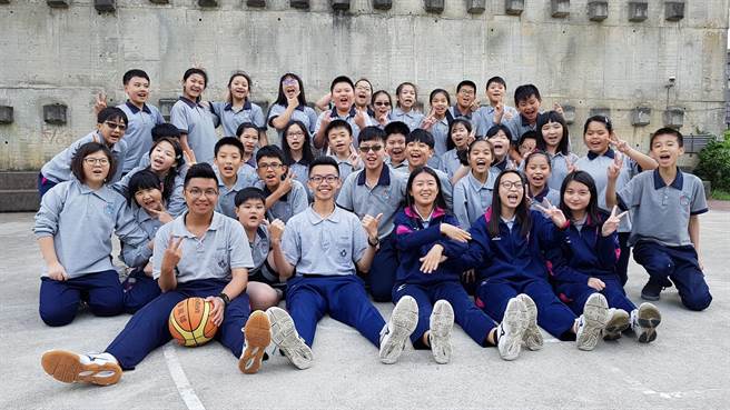 基隆市私立二信中學校歌歌詞著重在傳承中華文化的傳統美德,以「勤勉誠篤」道盡了二信學子的精神,無論在文科、技藝或術科中都能成為傑出的人才。(張穎齊攝) 基隆市私立二信中學校歌歌詞著重在傳承中華文化的傳統美德,以「勤勉誠篤」道盡了二信學子的精神,無論在文科、技藝或術科中都能成為傑出的人才。(張穎齊攝)