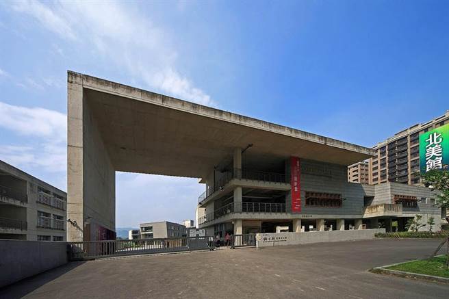 桃子腳國中小歌詞以「河床」點出大漢溪美景以及緊鄰的福爾摩沙公路,融入英文及母語。(許哲瑗翻攝) image