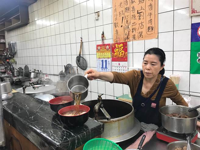 「聞香牛肉麵」超佛心,加湯加麵不加價。(盧金足攝) 「聞香牛肉麵」超佛心,加湯加麵不加價。(盧金足攝)