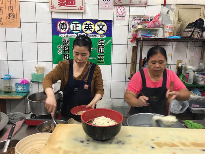 「聞香牛肉麵」店如其名,讓客人聞香下馬。(盧金足攝) 「聞香牛肉麵」店如其名,讓客人聞香下馬。(盧金足攝)