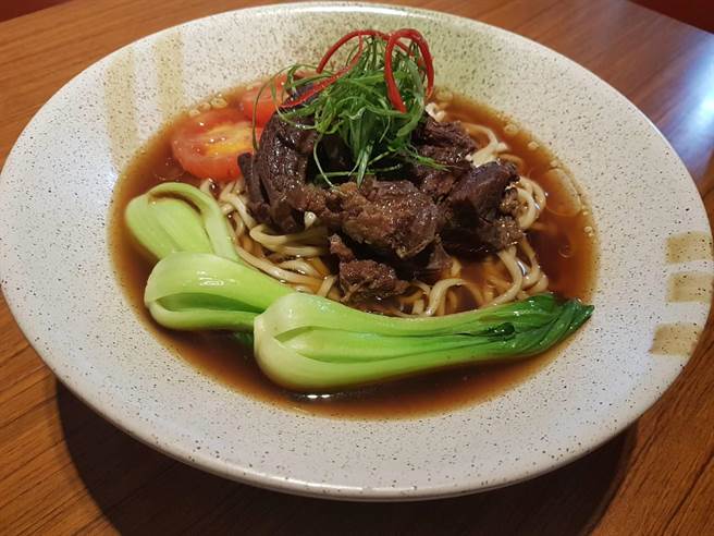 貴松松和牛肉麵,每1片牛肉都是採和牛臉頰的肉,因數量不多,相當珍貴,加有蕃茄的湯頭,略帶酸甜滋味,中和牛肉味道。(張妍溱攝) 貴松松和牛肉麵,每1片牛肉都是採和牛臉頰的肉,因數量不多,相當珍貴,加有蕃茄的湯頭,略帶酸甜滋味,中和牛肉味道。(張妍溱攝)