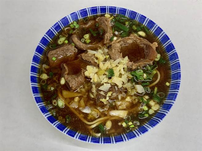 南投市「六六順」牛肉麵,讓人食指大動。(廖志晃攝) 南投市「六六順」牛肉麵,讓人食指大動。(廖志晃攝)