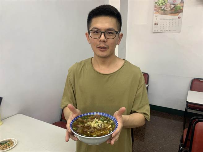 鄧穎傑接手「六六順」牛肉麵,守住南投好味道。(廖志晃攝) 鄧穎傑接手「六六順」牛肉麵,守住南投好味道。(廖志晃攝)