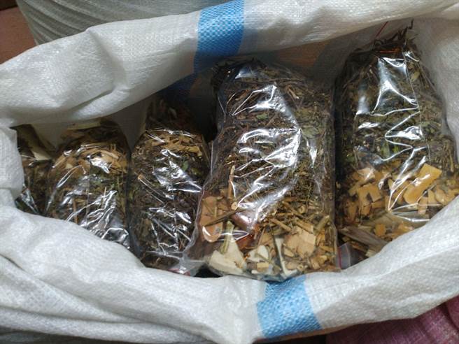 青草茶以多種草藥配方,老闆透露「想到的都有」。(許家寧攝) image