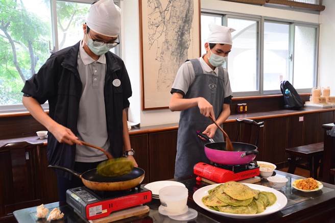 異國料理義賣從食材挑選、洗滌、烹飪到義賣,全由外籍學生一手包辦。(張祈翻攝) image