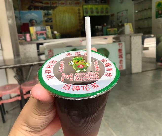走過1甲子人氣從未減弱的新竹市「高家冬瓜茶」的肺英草茶。(陳育賢攝) image