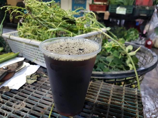 漢強百草店的青草茶以10來種青草一同熬煮,一口飲下帶點薄荷涼感,甜度調和適中,略帶青草香味。(張妍溱攝) image