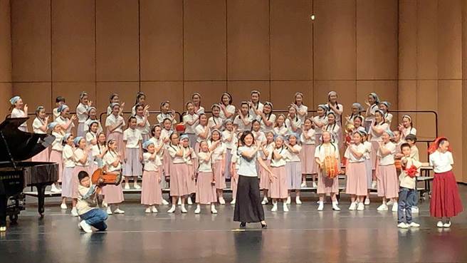 東興國小合唱團合唱校歌,近期合唱團也榮獲107學年度全國鄉土歌謠比賽特優。(黃國峰翻攝) 東興國小合唱團合唱校歌,近期合唱團也榮獲107學年度全國鄉土歌謠比賽特優。(黃國峰翻攝)