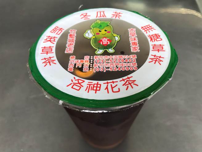 走過1甲子人氣從未減弱的新竹市「高家冬瓜茶」的肺英草茶。(陳育賢攝) 走過1甲子人氣從未減弱的新竹市「高家冬瓜茶」的肺英草茶。(陳育賢攝)