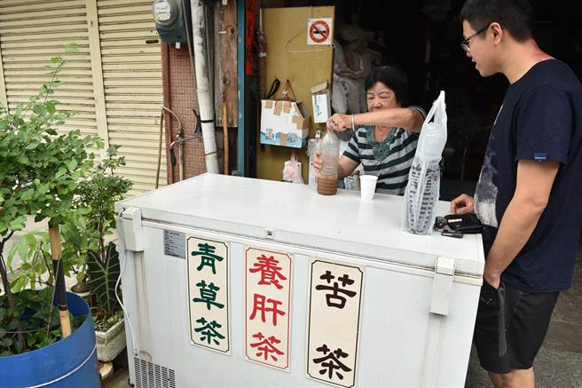 埔里鎮阿婆青草舖歷經4代,年輕人常來此消費保健身體。(廖肇祥攝) 埔里鎮阿婆青草舖歷經4代,年輕人常來此消費保健身體。(廖肇祥攝)