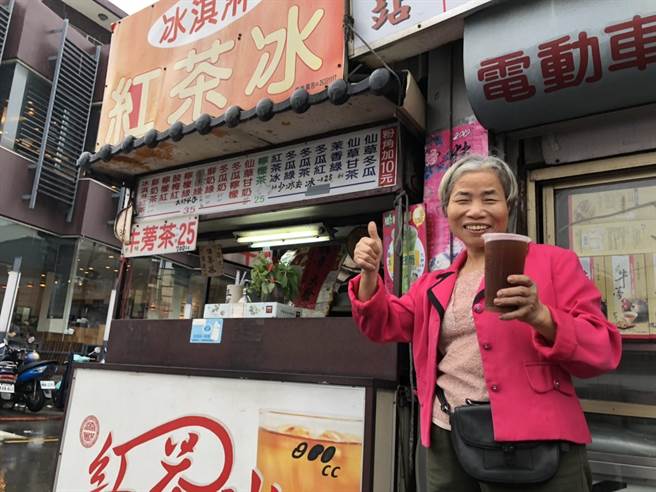 「港都茶站」老闆林鳳琴說,這一味「生草茶」原來是他自己私房茶飲,後來應顧客要求也變成天天限量的常賣茶飲。(馮惠宜攝) 「港都茶站」老闆林鳳琴說,這一味「生草茶」原來是他自己私房茶飲,後來應顧客要求也變成天天限量的常賣茶飲。(馮惠宜攝)