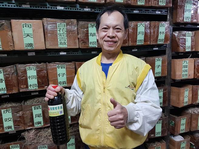 漢強百草店第2代傳人李炎生指出,漢強青草茶以乾燥草熬煮2、3個小時而成,功效可清熱退火、生津止渴,在炎炎夏日,來一杯清涼的青草茶,是消暑解渴的一大良方。(張妍溱攝) 漢強百草店第2代傳人李炎生指出,漢強青草茶以乾燥草熬煮2、3個小時而成,功效可清熱退火、生津止渴,在炎炎夏日,來一杯清涼的青草茶,是消暑解渴的一大良方。(張妍溱攝)
