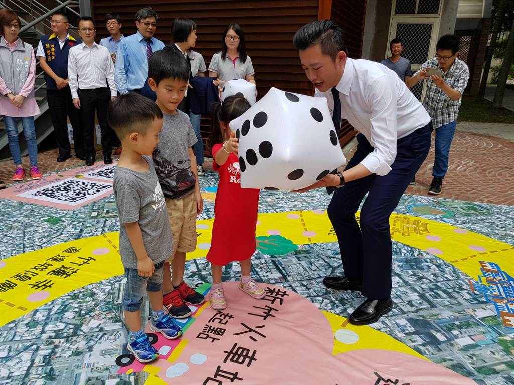 新竹市府幸福廣場展出珍貴航照圖及空拍影像。(徐養齡攝) image