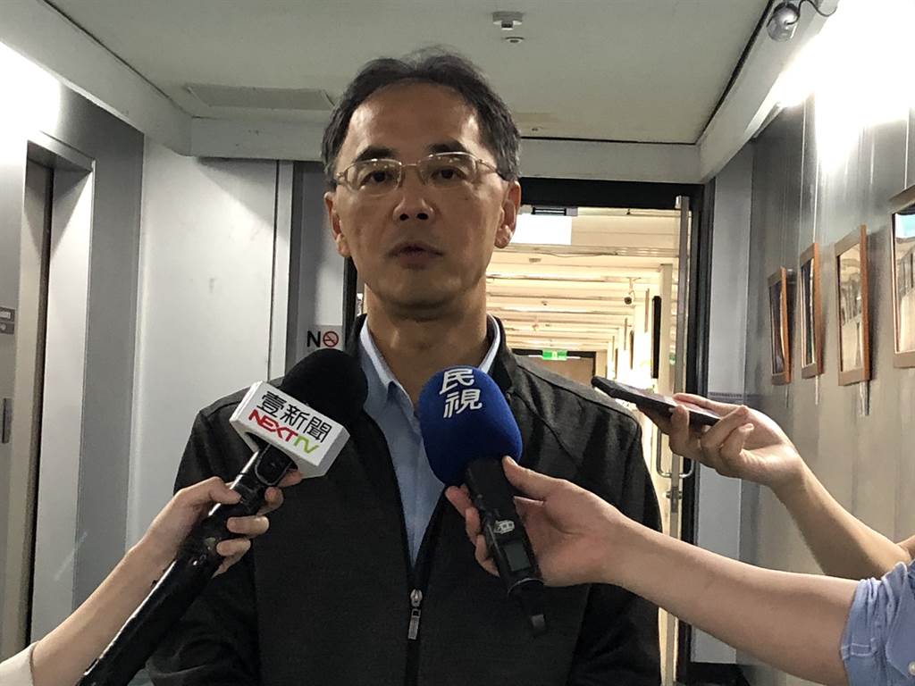 財政局政風室黃姓主任驚爆性騷擾女員工,北市府政風處副處長林炤宏15日一早緊急出面滅火。(李依璇攝) image