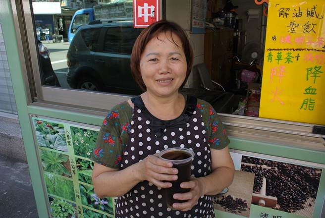 許麗宏的冬瓜茶可添加青草茶或決明子,滋味更多樣。(張朝欣攝) 許麗宏的冬瓜茶可添加青草茶或決明子,滋味更多樣。(張朝欣攝)