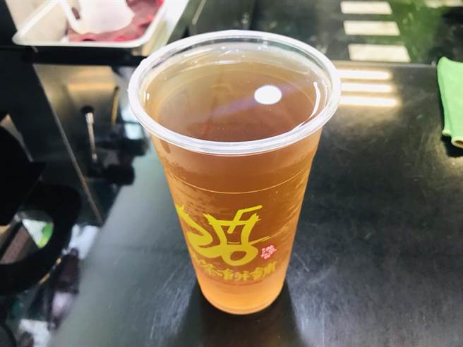 基隆市信義區信二路的「洪茶餅舖」,所販售的手搖杯冬瓜茶,是不分老少都熱愛的飲料,沁涼甘甜又爽口。(張穎齊攝) image