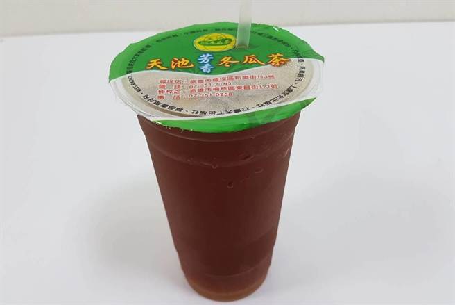 店家說,他們自行研發冬瓜製糖技巧,從生冬瓜加上砂糖燉炒、燒熬、去渣,還不斷翻攪大鍋冬瓜糖,直至結晶成塊;他們的冬瓜茶不僅甜而不膩口,茶湯內還含有淡淡清甜香氣。(劉宥廷攝) 店家說,他們自行研發冬瓜製糖技巧,從生冬瓜加上砂糖燉炒、燒熬、去渣,還不斷翻攪大鍋冬瓜糖,直至結晶成塊;他們的冬瓜茶不僅甜而不膩口,茶湯內還含有淡淡清甜香氣。(劉宥廷攝)