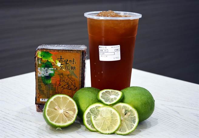利用細火熬煮冬瓜茶,搭配無毒檸檬,成為許勝峰店內手搖飲的首選。(林和生攝) 利用細火熬煮冬瓜茶,搭配無毒檸檬,成為許勝峰店內手搖飲的首選。(林和生攝)