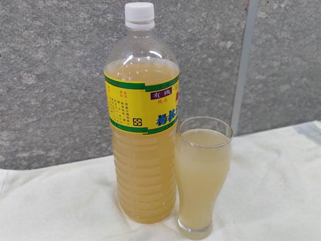 老沈楊桃汁祖傳三代,開業已經有56年的歷史,原料都來自自家種植,以無毒方式栽培的楊桃,不添加香料、防腐劑,喝起來酸酸甜甜,又有楊桃香氣。(莊曜聰攝) 老沈楊桃汁祖傳三代,開業已經有56年的歷史,原料都來自自家種植,以無毒方式栽培的楊桃,不添加香料、防腐劑,喝起來酸酸甜甜,又有楊桃香氣。(莊曜聰攝)