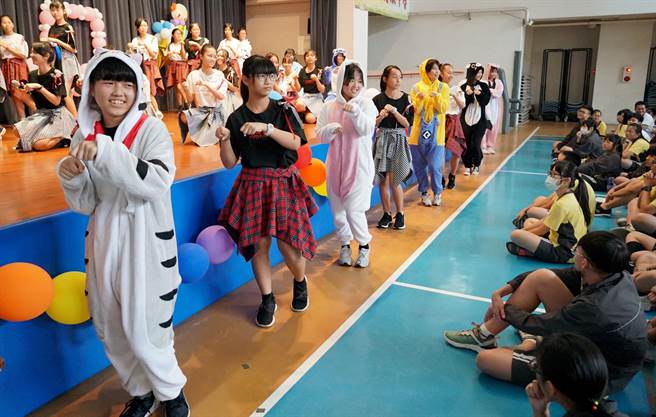 大墩國中歡送畢業生,一、二年級的學弟、學妹們,利用課餘,排演表演節目,在22日「大墩之樂」活動中,精彩展現。(黃國峰攝) image