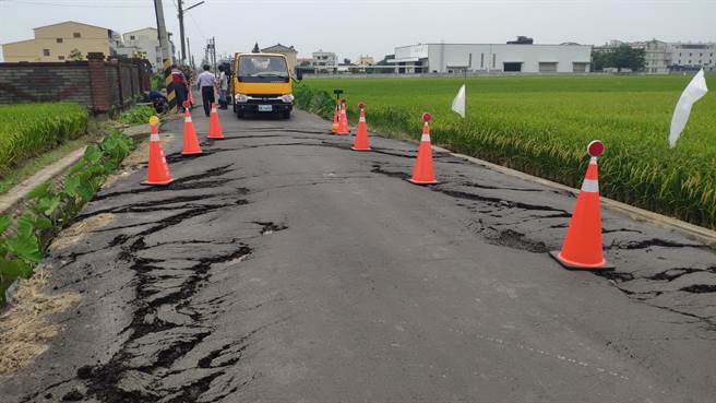 雲林縣斗南田頭里農路經砂石車輾壓及大雨沖刷,竟成這樣。(許素惠攝) image