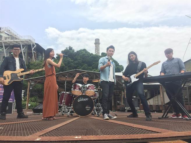 十鼓文創首度創辦長達3周的「囪擊音樂祭」,圖為台南應用科技大學流行音樂系組成的樂團「小卷沙拉」。(曹婷婷攝)。 image