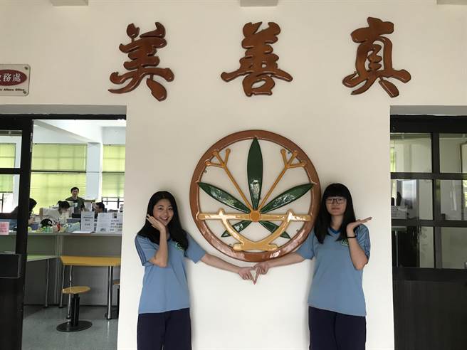 蘭花是蘭陽女中的校花,校徽中也以蘭花圖騰為主。(胡健森攝) 蘭花是蘭陽女中的校花,校徽中也以蘭花圖騰為主。(胡健森攝)
