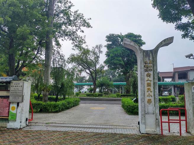 樹人國小位於後壁烏樹林糖廠旁,創校迄今有108年之久,校內綠意盎然,老樹林立,有豐富的自然環境。(莊曜聰攝) 樹人國小位於後壁烏樹林糖廠旁,創校迄今有108年之久,校內綠意盎然,老樹林立,有豐富的自然環境。(莊曜聰攝)
