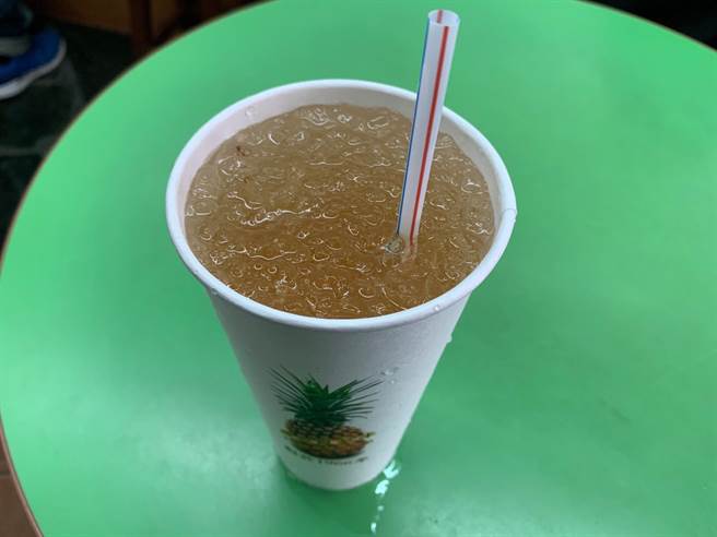 北市成都楊桃冰歷史悠久,楊桃湯大杯40元、小杯25元。(林縉明攝) image