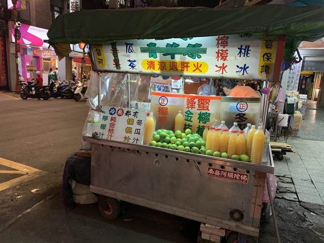板橋慈惠宮對面的冷飲攤擺攤已超過30年。(王揚傑攝) image