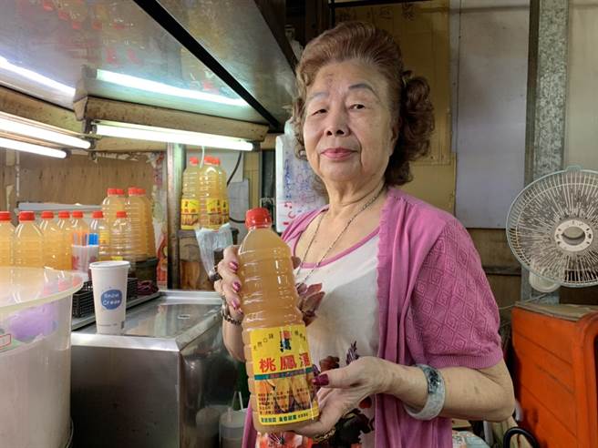 湳雅夜市桃鳳湯一賣就是40年,是許多顧客必點飲品,也是陳大姐驕傲的商品。(葉德正攝) image
