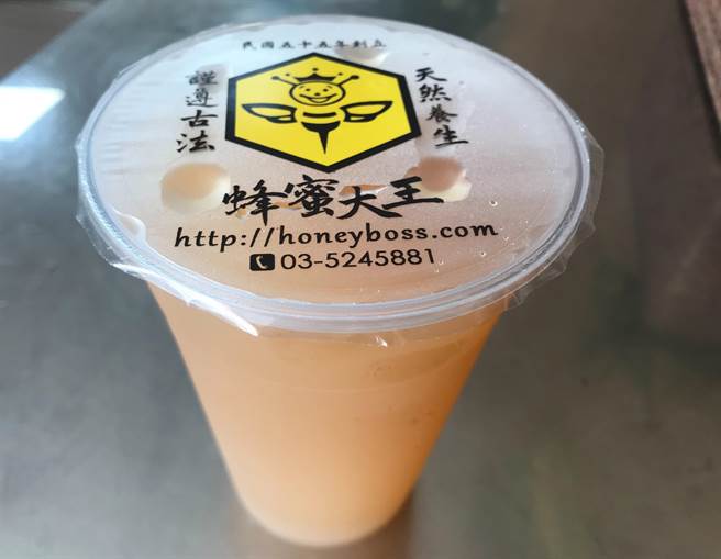 新竹市老字號涼飲店「蜂蜜大王」的楊桃汁是許多老新竹人的最愛。(陳育賢攝) 新竹市老字號涼飲店「蜂蜜大王」的楊桃汁是許多老新竹人的最愛。(陳育賢攝)