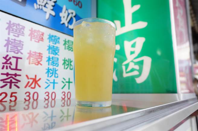 大甲一路發冰品以「楊桃汁」起家,採用酸楊桃釀製,口感鹹甜帶酸,人氣始終不墜。(王文吉攝) image
