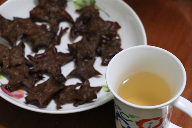 古法釀造6個月的楊桃原汁,老闆娘劉鳳嬌推薦以6倍的水稀釋原汁是最佳比例。(張亦惠攝) 古法釀造6個月的楊桃原汁,老闆娘劉鳳嬌推薦以6倍的水稀釋原汁是最佳比例。(張亦惠攝)