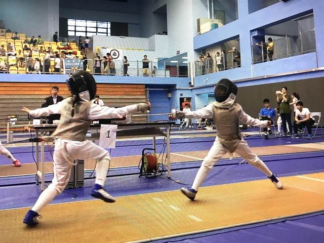 台北市士東國小二年級一對雙胞胎姐妹尤威崴、尤玟雯1年半前開始學擊劍,結果今年全國國小盃擊劍賽,雙雙闖入決賽,包辦冠亞軍。(家長提供) image