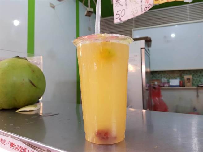 極品現打果汁的金桔檸檬汁採用新鮮金桔2顆及酸梅佐味。(徐養齡攝) 極品現打果汁的金桔檸檬汁採用新鮮金桔2顆及酸梅佐味。(徐養齡攝)