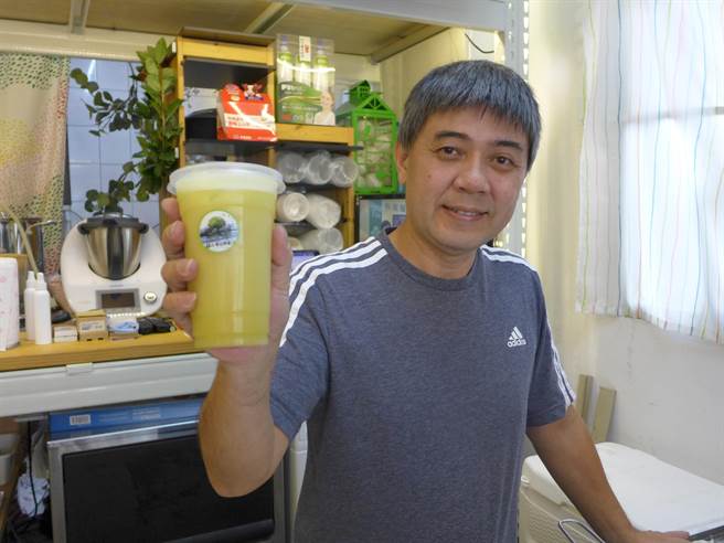 「鮮打帶皮檸檬汁」老闆林東彥標榜使用屏東九如生產的無毒檸檬,且要連皮打汁,才能吃到營養。(林欣儀攝) 「鮮打帶皮檸檬汁」老闆林東彥標榜使用屏東九如生產的無毒檸檬,且要連皮打汁,才能吃到營養。(林欣儀攝)