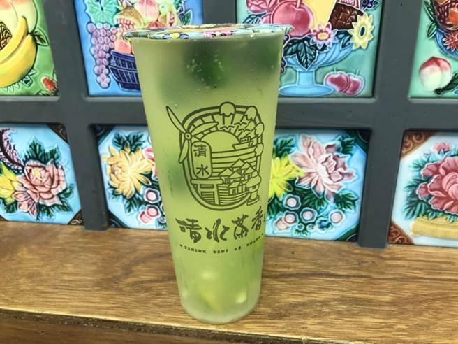 「清水茶香」為了讓顧客看的見新鮮金桔,金桔檸檬以透明杯盛裝。(陳淑娥攝) 「清水茶香」為了讓顧客看的見新鮮金桔,金桔檸檬以透明杯盛裝。(陳淑娥攝)