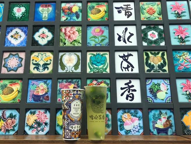 許多顧客為了花磚慕名造訪「清水茶香」,直呼花磚杯喝起來特別過癮。(陳淑娥攝) 許多顧客為了花磚慕名造訪「清水茶香」,直呼花磚杯喝起來特別過癮。(陳淑娥攝)