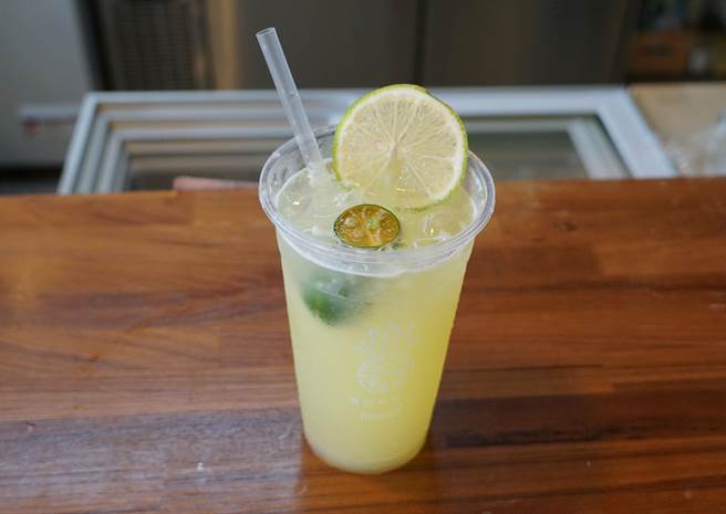 MAMA現打檸檬汁的金桔檸檬汁,檸檬採帶皮現打,酸和甜調的剛剛好,金桔的加入讓口感更有層次。(黃國峰攝) MAMA現打檸檬汁的金桔檸檬汁,檸檬採帶皮現打,酸和甜調的剛剛好,金桔的加入讓口感更有層次。(黃國峰攝)