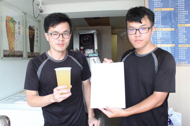 古津中興店謝尊翔(左)、謝柏煒,兄弟推薦金桔檸檬,採用蔗糖,還秀出了原汁檢驗報告。(吳敏菁攝) 古津中興店謝尊翔(左)、謝柏煒,兄弟推薦金桔檸檬,採用蔗糖,還秀出了原汁檢驗報告。(吳敏菁攝)