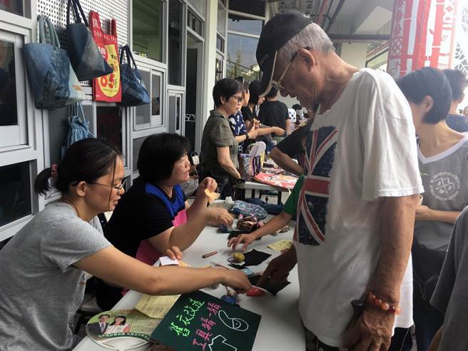 台江藝文社團博覽會吸引大批在地鄉親前往參觀。(洪榮志攝) image