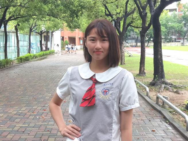 台南市長榮女中時尚模特兒科應屆畢業生江珈茵,身材高挑、長相甜美,是標準的校園美女。(洪榮志攝) image