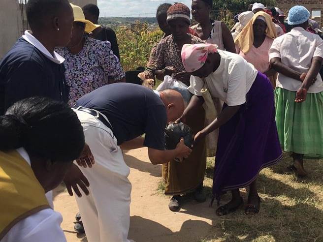 辛巴威慈濟志工捐出二手衣和鞋子,由台商朱金財(中)代表收下送進災區。(圖/慈濟基金會提供) 辛巴威慈濟志工捐出二手衣和鞋子,由台商朱金財(中)代表收下送進災區。(圖/慈濟基金會提供)