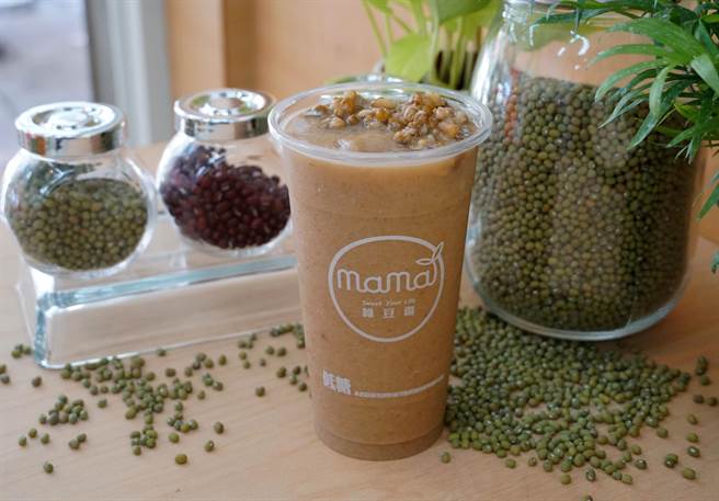 不同於一般綠豆粉製成綠豆沙,將非基改綠豆熬煮後僅加上一點點糖外,無任何添加物,再放進冰箱內「冰鎮」,接著打製成綠豆冰沙。(黃國峰攝) 不同於一般綠豆粉製成綠豆沙,將非基改綠豆熬煮後僅加上一點點糖外,無任何添加物,再放進冰箱內「冰鎮」,接著打製成綠豆冰沙。(黃國峰攝)