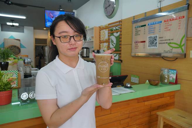 MaMa綠豆湯的綠豆冰沙,由原豆烹煮、冰鎮後才打成冰沙,顏色呈天然褐色。(黃國峰攝) MaMa綠豆湯的綠豆冰沙,由原豆烹煮、冰鎮後才打成冰沙,顏色呈天然褐色。(黃國峰攝)