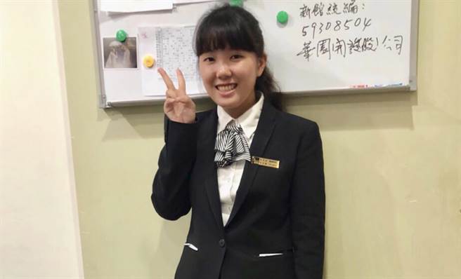 高餐清新正妹林佳叡現在飯店櫃台實習,高度服務熱忱深受顧客喜愛。(林佳叡提供) image